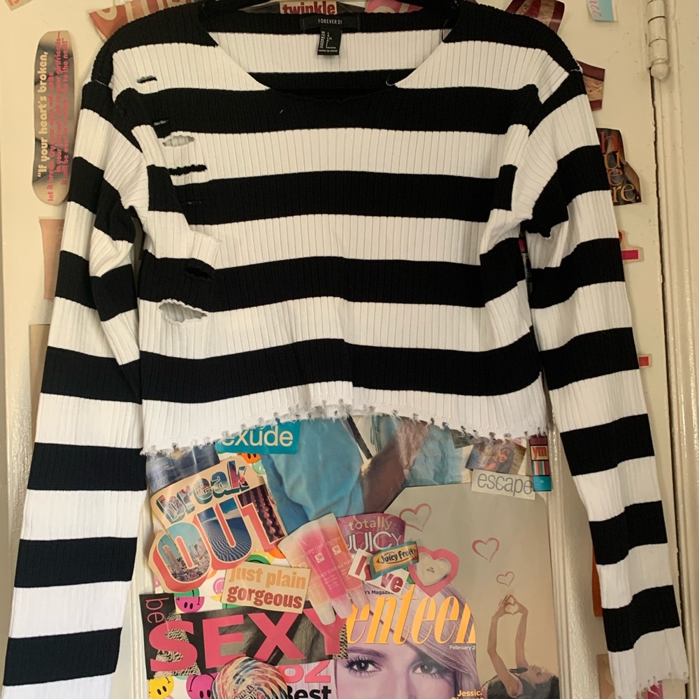 ON TREND NWOT Forever 21 Striped Distressed Crop Top Black/White Size L